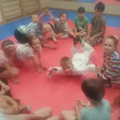 Wspólne zdjęcie dzieci na zajęciach ruchowych.