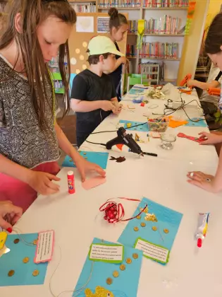 Uczestnicy zajęć wykonują prezent na Dzień Ojca.