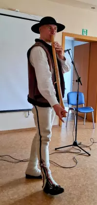 Góral Szczepan gra na piszczałce góralskiej.