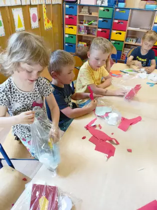 Przedszkolaki przygotowują prezenty na Dzień Ojca.