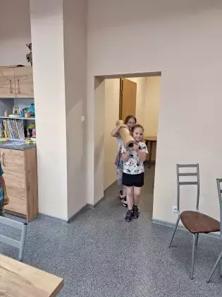 dziewczyny niosą papier do pakowania ciasteczek.