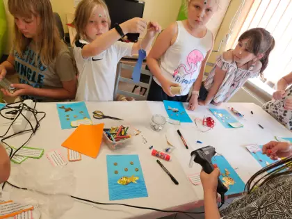 Na zajęciach bibliotecznych dzieci Przygotowują prezenty na dzień taty.