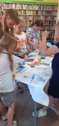 Dzieci wykonują kolorowe krawaty na dzień taty.