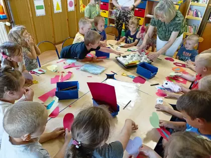 Przedszkolaki wykonują laurki na Dzień Ojca.