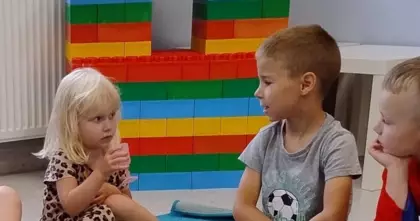 Przedszkolaki piją magiczny napój.