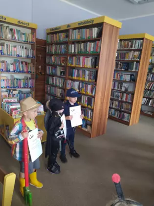 Przebrani przedszkolaki w bibliotece.