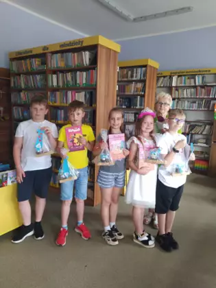 Wspólne zdjęcie po zajęciach bibliotecznych.