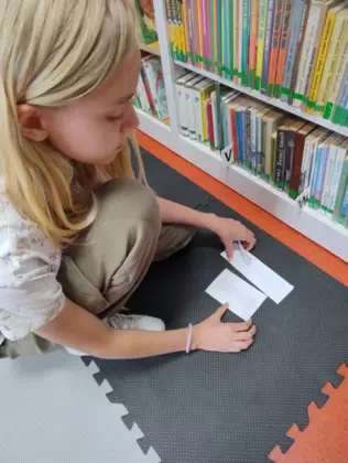 Dziewczynka rozwiązuje zagadkę.