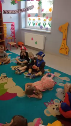 Zabawy przedszkolaków na dywanie.