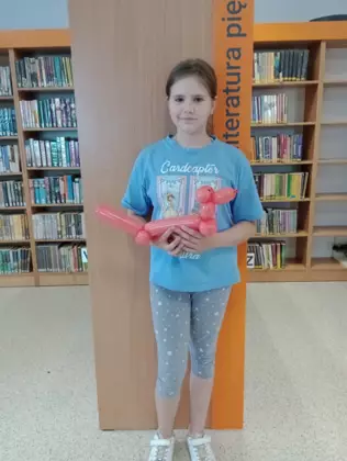 Dziewczynka prezentująca swojego pieska-balonika.