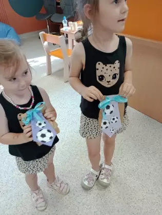 Dziewczynki z wykonanym prezentem dla taty.