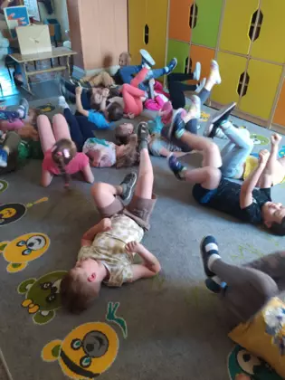 Ćwiczenia ruchowe na dywanie.