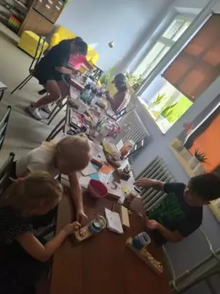 Uczestnicy zajęć wykonują prezent dla taty.