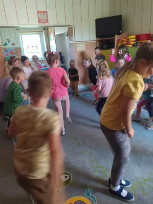 Zabawy ruchowe na dywanie.