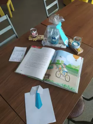 Książka i prezent dla taty.