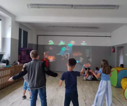 Dzieci tańczą w rytm muzyki.