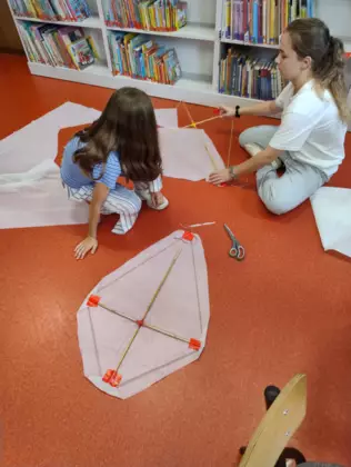 Dzieci wykonują latawce.