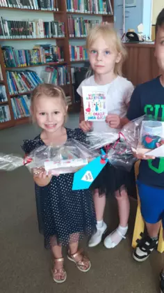 Uczestnicy zajęć z prezentami.