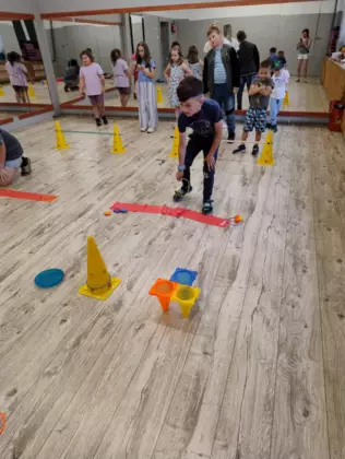 Rywalizacja sportowa na sali gimnastycznej.