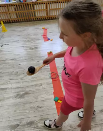 Rywalizacja sportowa na sali gimnastycznej.