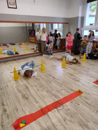 Rywalizacja sportowa na sali gimnastycznej.