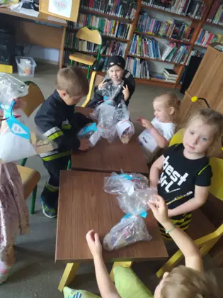 Przedszkolaki przygotowują prezent dla taty.