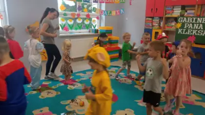 Zabawy przedszkolaków na dywanie.Zabawa