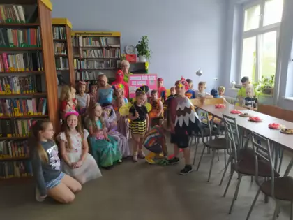Wspólne zdjęcie przedszkolaków i uczniów kl. 3 przebranych za postacie bajkowe.