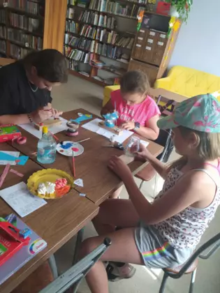 Uczestnicy zajęć wykonują prezent dla taty.