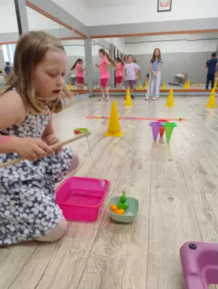 Rywalizacja sportowa na sali gimnastycznej.