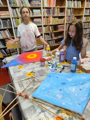 Dzieci wykonują latawce.