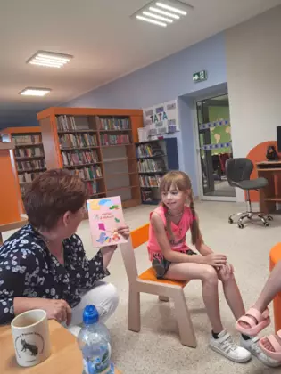 Pani bibliotekarka opowiada o wierszu pt. Tata.