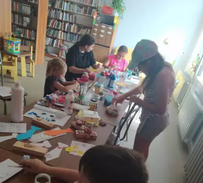 Uczestnicy zajęć wykonują prezent dla taty.