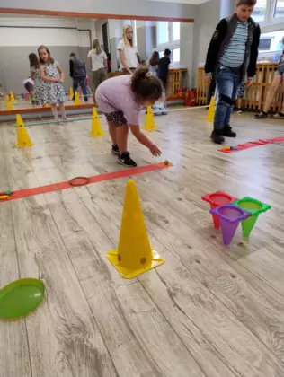 Rywalizacja sportowa na sali gimnastycznej.