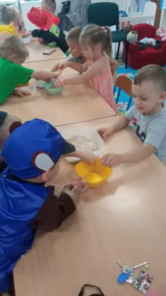 Zabawa sensoryczna przedszkolaków.