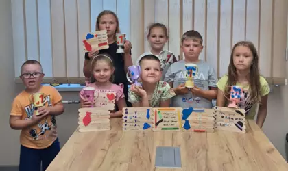 Wspólne zdjęcie dzieci po zajęciach z prezentami dla taty.