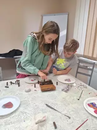 Dzieci robią magnesy na lodówkę jako prezent dla mamy.