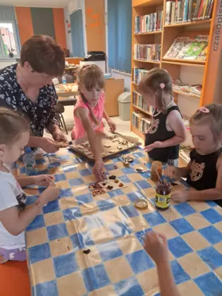 Uczestnicy zajęć szykują słodką niespodziankę dla swoich tatusiów.