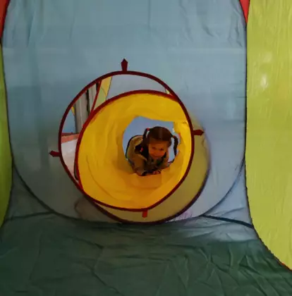 Dziewczynka w dmuchanym namiociku.