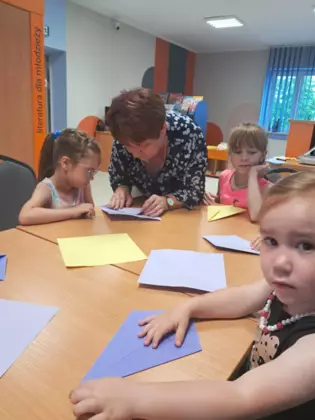 Dziewczynki wykonują prezent dla taty.