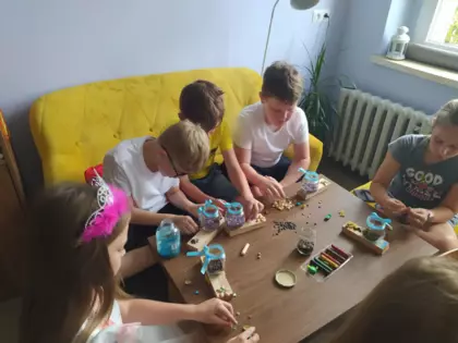 Trzecioklasiści przygotowują prezent dla taty.