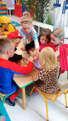 Zabawa sensoryczna przedszkolaków.