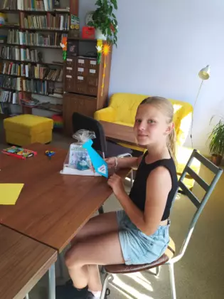 Dziewczynka z wykonanym prezentem dla taty.