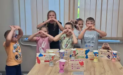 Wspólne zdjęcie dzieci po zajęciach z prezentami dla taty.