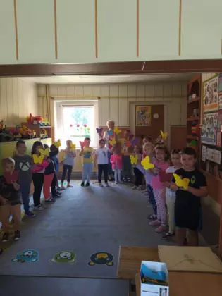 Przedszkolaki z motylkami w rękach.