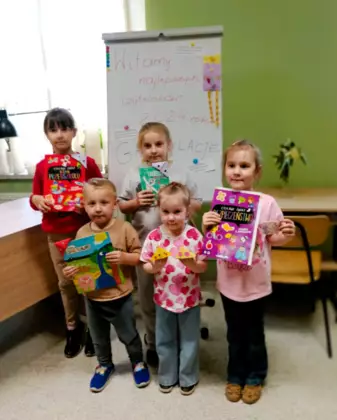 Zdjęcie grupowe dzieci, które zostały nagrodzone