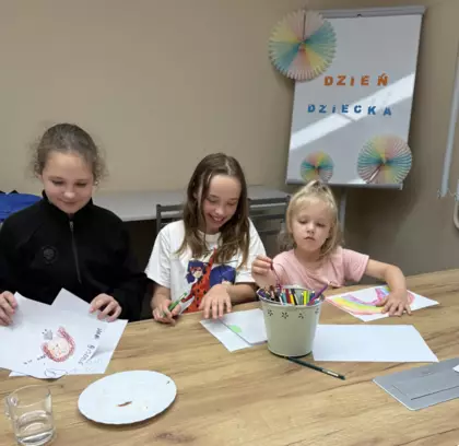 Dziewczyny kolorują kredkami.