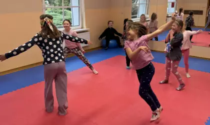 Zabawy ruchowe dzieci na sali zabaw