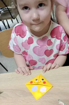 Dziewczynka ze swoją zakladką.