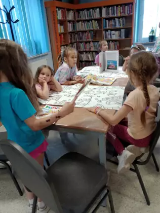 Dzieci w trakcie malowania farbami kolorowanki XXL.